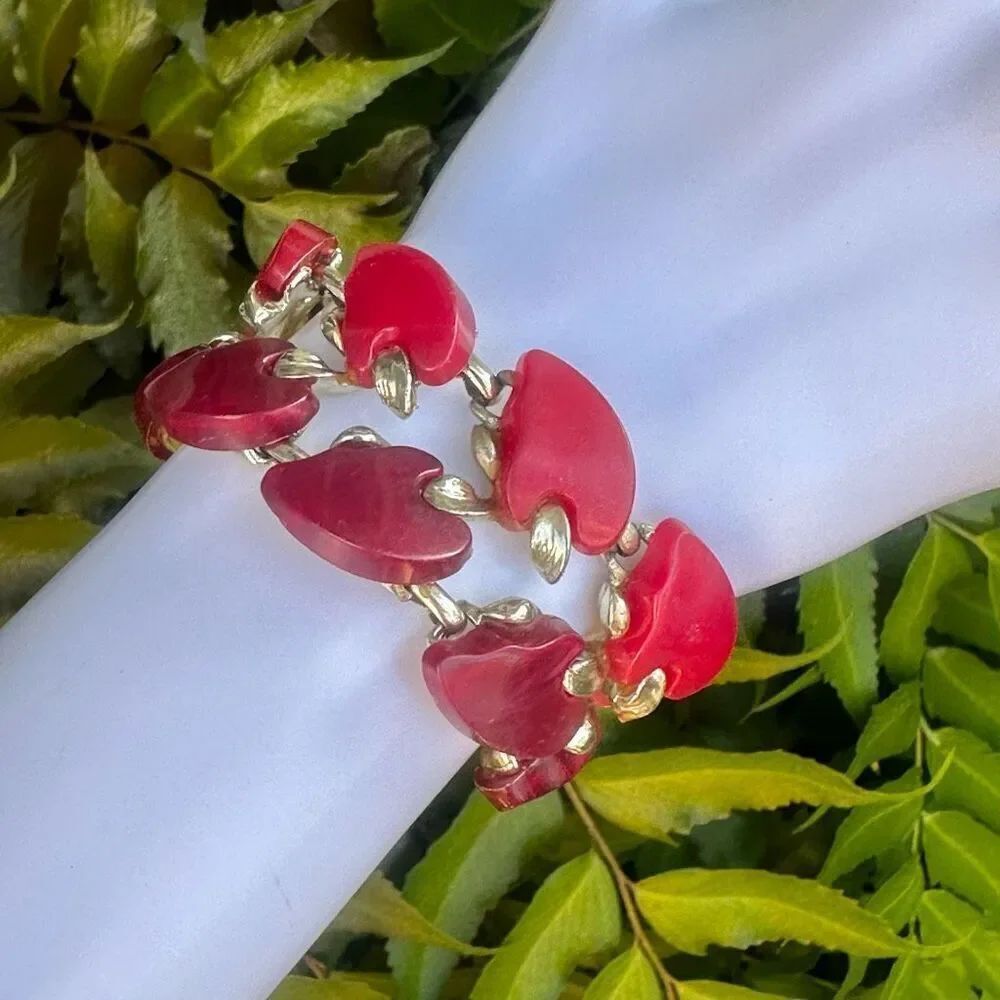 Vintage bracelet with red thermoset links gold tone
